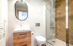 un baño con inodoro y ducha en Beautiful Apartment In Jastarnia, en Jastarnia