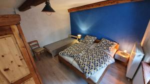 a bedroom with a bed and a blue wall at Kellerei5 Ferienwohnung 1 in Ochsenfurt