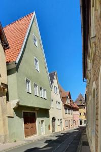 a group of buildings on a city street at Kellerei5 Ferienwohnung 2 in Ochsenfurt