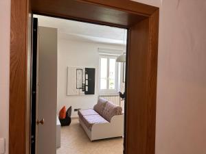 a living room with a couch and a window at Centralissimo - Nuovo - Parcheggio Privato in Perugia