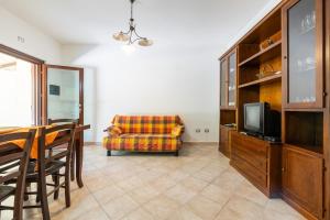 ポルト・ピノにあるCasa Martiniのソファとテレビのあるリビングルーム