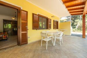 ポルト・ピノにあるCasa Martiniのテーブルと椅子のあるダイニングルーム