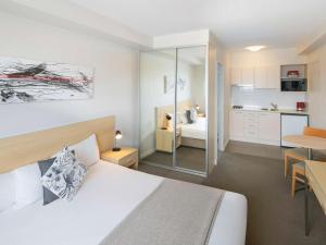 Mantra Castle Hill Sydney, an Accor Hotel的厨房或小厨房