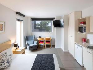 Mantra Castle Hill Sydney, an Accor Hotel的厨房或小厨房