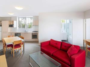 Mantra Castle Hill Sydney, an Accor Hotel的厨房或小厨房