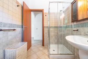 ポルト・ピノにあるCasa Martiniのバスルーム(洗面台、ガラス張りのシャワードア付) +14枚の写真