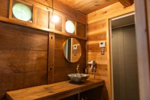 bagno con lavabo a ciotola e specchio di 篠山城下町ゲストハウス quolo a Tamba-sasayama