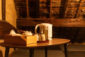 Set per la preparazione di tè e caffè presso 篠山城下町ゲストハウス quolo