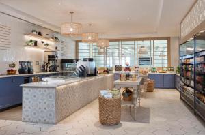 The Singer Oceanfront Resort, Curio Collection by Hilton的咖啡和沏茶工具