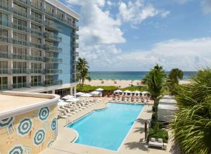 The Singer Oceanfront Resort, Curio Collection by Hilton内部或周边的泳池
