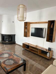 TV a/nebo společenská místnost v ubytování Villa Ellania Milos