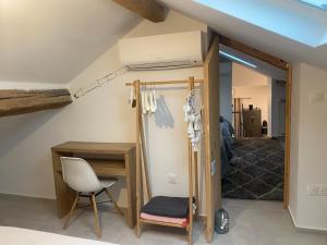 Ένα ή περισσότερα κρεβάτια σε δωμάτιο στο Appartement dans une maison avec espace extérieur