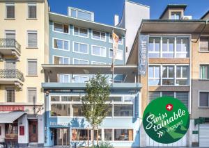 un edificio con un cartello davanti di Hotel Marta a Zurigo