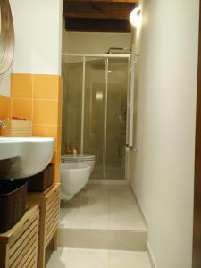 bagno con doccia, lavandino e servizi igienici di Tortona Design Navigli Milan a Milano