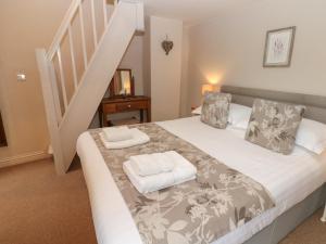 En eller flere senge i et værelse på Cross Beck Cottage