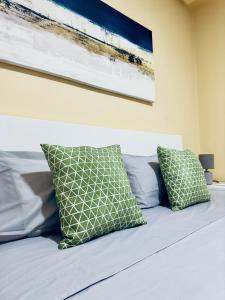 un lit avec deux oreillers et un tableau au mur dans l'établissement Habitación Baño Privado, TV y Netflix, à Alicante 7 autres photos