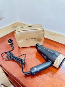 une brosse à cheveux et un sac à main sur une table en bois dans l'établissement Habitación Baño Privado, TV y Netflix, à Alicante