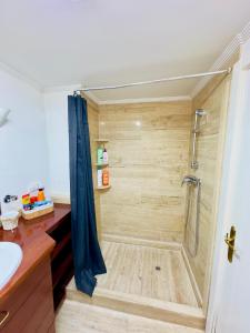 une salle de bain avec douche et lavabo dans l'établissement Habitación Baño Privado, TV y Netflix, à Alicante