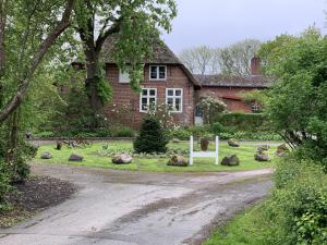 a house with a cross in front of a driveway at Ferienwohnung "Altes Pastorat" in Welt