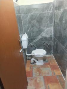 Ένα μπάνιο στο Mahadev Guest House