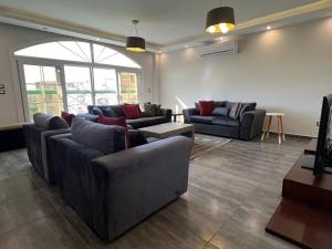 Posezení v ubytování Sunny Elegant 3BR Apartment Near AUC New Cairo