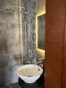 Koupelna v ubytování Sunny Elegant 3BR Apartment Near AUC New Cairo