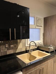 Kuchyň nebo kuchyňský kout v ubytování Sunny Elegant 3BR Apartment Near AUC New Cairo + 14 fotografií