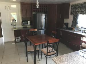 Η κουζίνα ή μικρή κουζίνα στο Sqalo Guest House