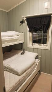 Dos literas en una habitación con ventana. en Bitigrenda F, en Beitostølen