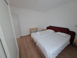 Posteľ alebo postele v izbe v ubytovaní HomeForGuest Apartamento 15 con terraza y piscina en Corralejo + 23 fotografií