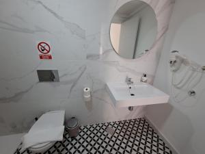 Kúpeľňa v ubytovaní HomeForGuest Apartamento 15 con terraza y piscina en Corralejo