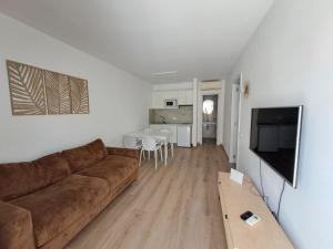 Televízia a/alebo spoločenská miestnosť v ubytovaní HomeForGuest Apartamento 15 con terraza y piscina en Corralejo