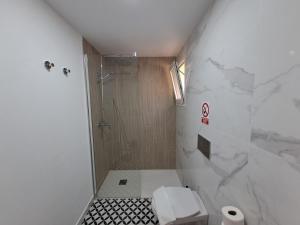Kúpeľňa v ubytovaní HomeForGuest Apartamento 15 con terraza y piscina en Corralejo
