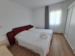 Posteľ alebo postele v izbe v ubytovaní HomeForGuest Apartamento 15 con terraza y piscina en Corralejo