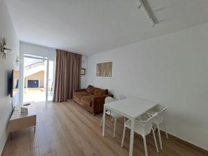 Televízia a/alebo spoločenská miestnosť v ubytovaní HomeForGuest Apartamento 15 con terraza y piscina en Corralejo