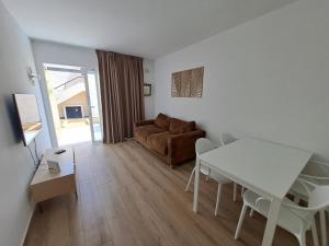 Televízia a/alebo spoločenská miestnosť v ubytovaní HomeForGuest Apartamento 15 con terraza y piscina en Corralejo