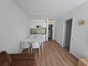 Kuchyňa alebo kuchynka v ubytovaní HomeForGuest Apartamento 15 con terraza y piscina en Corralejo