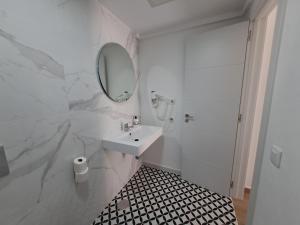 Kúpeľňa v ubytovaní HomeForGuest Apartamento 15 con terraza y piscina en Corralejo