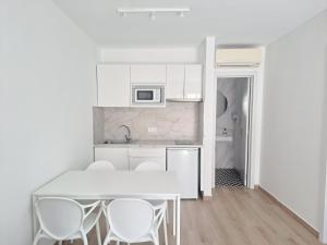 Kuchyňa alebo kuchynka v ubytovaní HomeForGuest Apartamento 15 con terraza y piscina en Corralejo