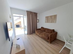 Televízia a/alebo spoločenská miestnosť v ubytovaní HomeForGuest Apartamento 15 con terraza y piscina en Corralejo