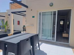 Balkón alebo terasa v ubytovaní HomeForGuest Apartamento 15 con terraza y piscina en Corralejo
