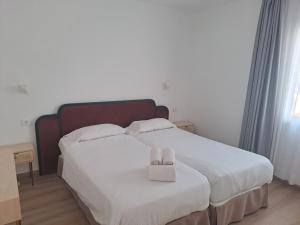 Posteľ alebo postele v izbe v ubytovaní HomeForGuest Apartamento 15 con terraza y piscina en Corralejo