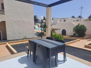 Fotografia z galérie ubytovania HomeForGuest Apartamento 15 con terraza y piscina en Corralejo v destinácii Corralejo