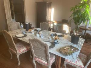 tavolo da pranzo con sedie e tavolo con cibo di Residence le Petit Paradis a Labastide-Rouairoux Altre 37 foto