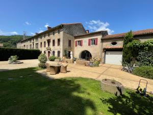 un grande edificio con patio e cortile di Residence le Petit Paradis a Labastide-Rouairoux