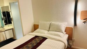 Postel nebo postele na pokoji v ubytování Cambridge Hotel Bradford Central