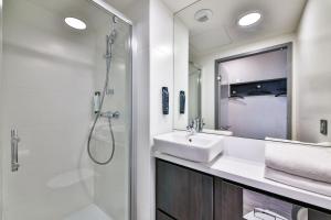 Koupelna v ubytování easyHotel Paris Nord Aubervilliers + 38 fotografií