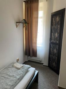 Postel nebo postele na pokoji v ubytování Black Style ROOMS Moravske namesti