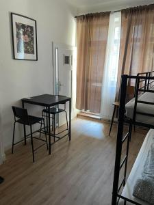 Postel nebo postele na pokoji v ubytování Black Style ROOMS Moravske namesti