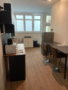 Kuchyň nebo kuchyňský kout v ubytování Black Style ROOMS Moravske namesti